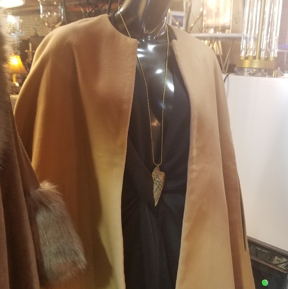 🤎Classic Camel Colored Cape with Pockets😍 Limited quantities available🤎 - Picture 9 of 16